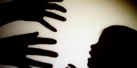 إحالة معنفة رضيعتها للتقييم النفسي