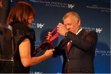 الملك يتسلم جائزة رجل الدولة الباحث لعام 2019.