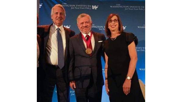 الفايز يهنىء الملك بتسلمه جائزة رجل الدولة  الباحث