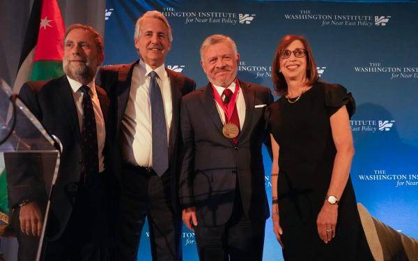 أسرة فريق العطاء التنفيذي تهنئ الملك بمناسبة حصول جلالته على جائزة ” رجل الدولة – الباحث لعام ٢٠١٩ “