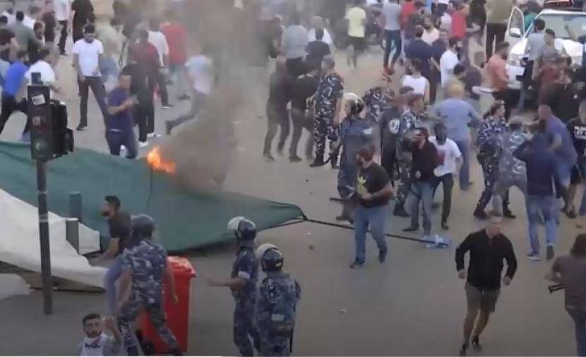 مواجهات بين المحتجين ومناصري حزب الله وأمل وسط بيروت