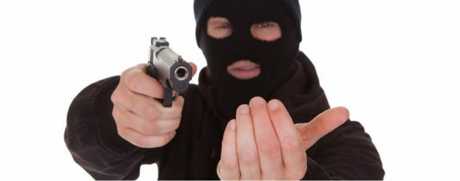 القبض على شخصين سلبا مبلغاً مالياً من احدى الصيدليات في عمان