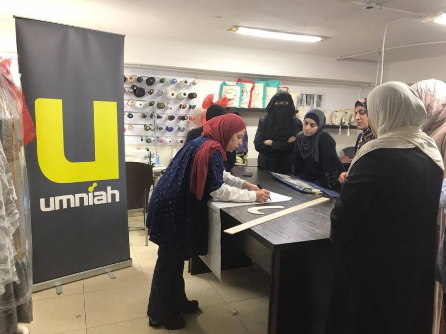 بدء المرحلة الثانية من تدريب الخياطة المتقدمة في مشروع أرزاق لتمكين المرأة