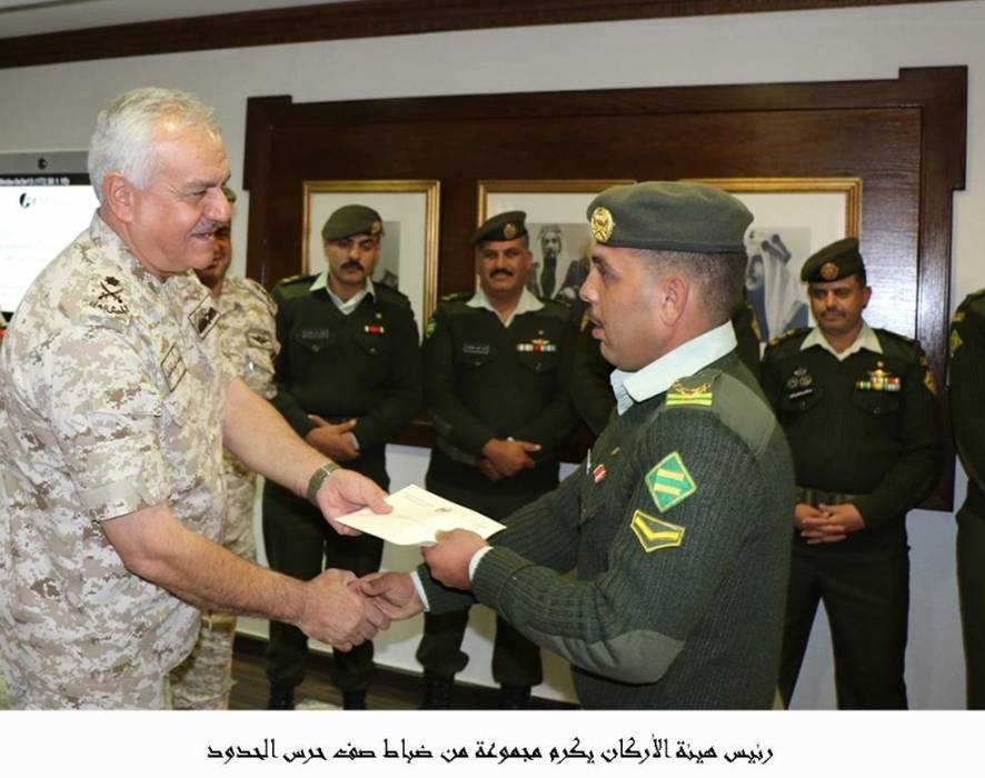 رئيس هيئة الأركان يكرم مجموعة من ضباط صف حرس الحدود... تفاصيل