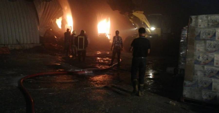 الدفاع المدني يخمد حريق محل دهان مركبات في العاصمة