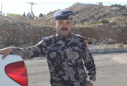 شهامة رجل دفاع مدني في إنقاذ حياة شحص