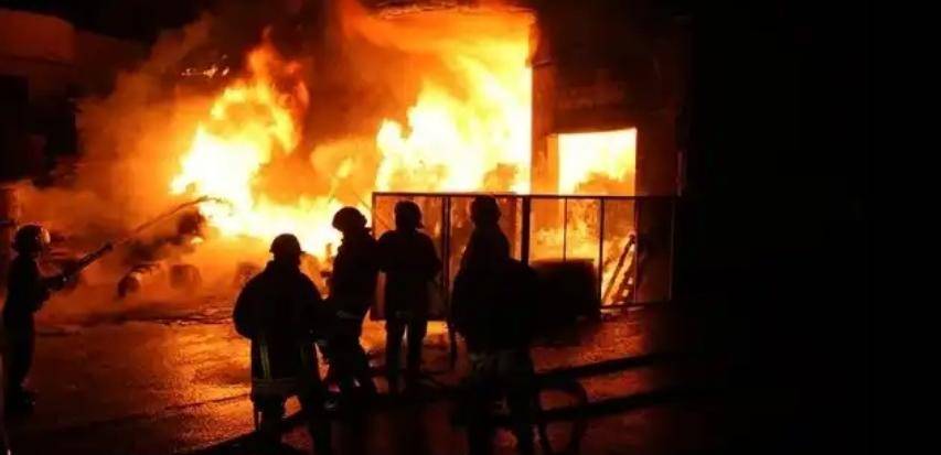 كوادر الدفاع المدني تتعامل مع حريق في الفيصلية