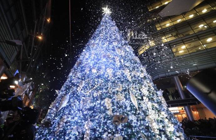 إضاءة شجرة عيد الميلاد في البوليفارد العبدلي