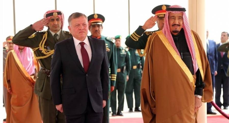 الملك يعزي خادم الحرمين الشريفين بوفاة الأمير متعب بن عبدالعزيز آل سعود