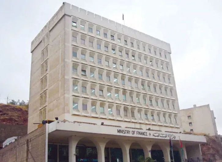 شبح الدين العام وتضخم الفوائد يطاردان الحكومة