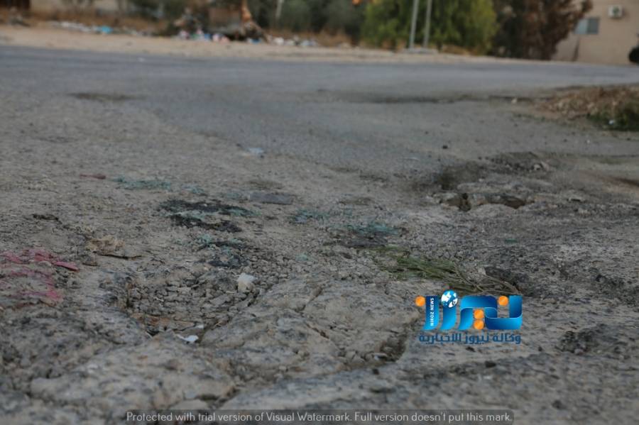 أهالى نتليشكون من انتشار الحفر والمطبات في الشارع الرئيسي
