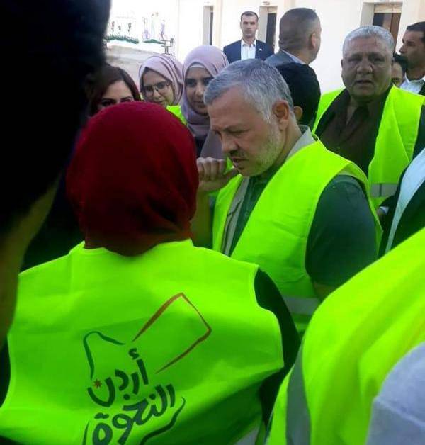 عيروط يكتب الملك يشارك في دهان مدرسة  بالحلابات