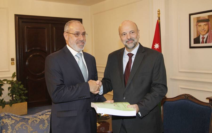 عاجل : بعد استلامه لتقرير ديوان المحاسبة .. الرزاز: سنتعامل بجدية و حزم و دون تهاون مع المخالفات