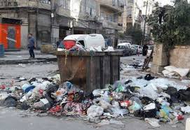 ضبط مشغل لعبوات الشامبو ومزيل العرق يجمعها من النفايات