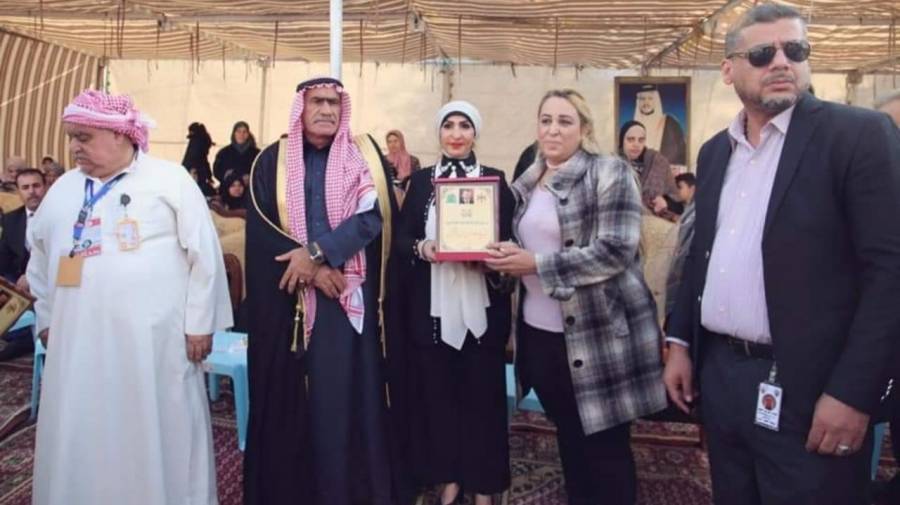 الشيخة انتصار الصباح تكرم الشاعرة وصال الصقار