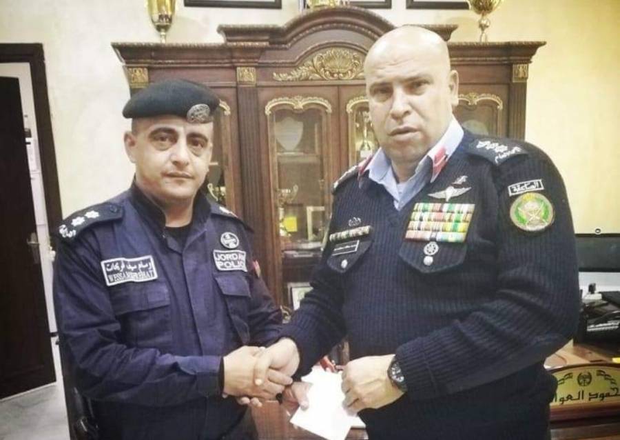 العقيد العواد  يكرم أحد ضباط النجده في الرصيفة