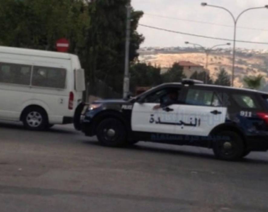 مطاردة ثلاثة اشخاص مطلوبين وذوي اسبقيات في القطرانه...تفاصيل