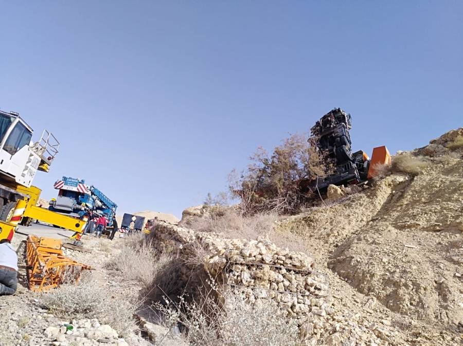 إصابة شخص اثر تدهور ونش في محافظة الكرك