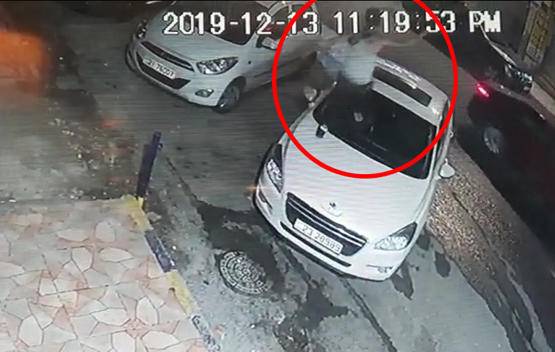 شبان يحطمون مركبات ويرقصون فوقها في العاصمة عمان