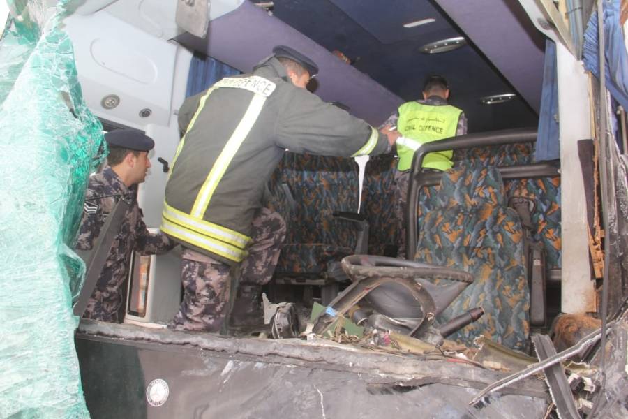 إصابة (68) شخص إثر حادث تصادم على الطريق الصحراوي