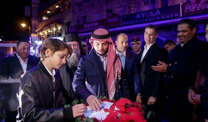 ولي العهد يشارك أبناء الطوائف المسيحية في إضاءة شجرة عيد الميلاد في مادبا ... فيديو.