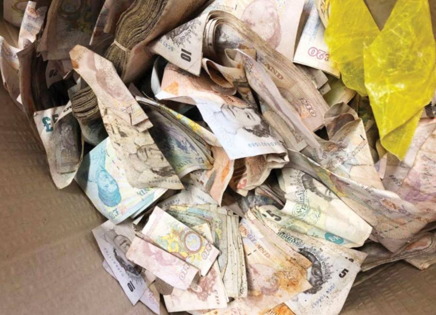 شركة خردة بريطانية تعثر على ثروة داخل خزنة قديمة