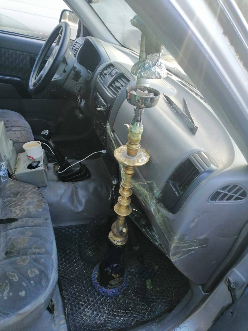 الدوريات الخارجية تضبط سائق مركبة يدخن  الارقيلة اثناء القيادة