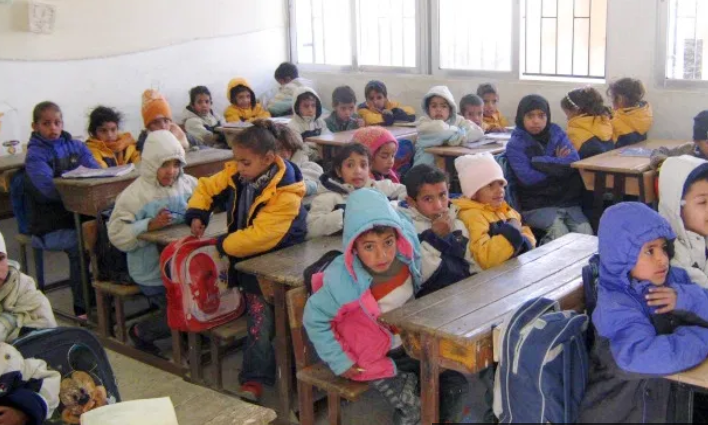 طلبة مدارس حكومية يتجمدون برداً في صفوف لم تصلها التدفئة .. تفاصيل