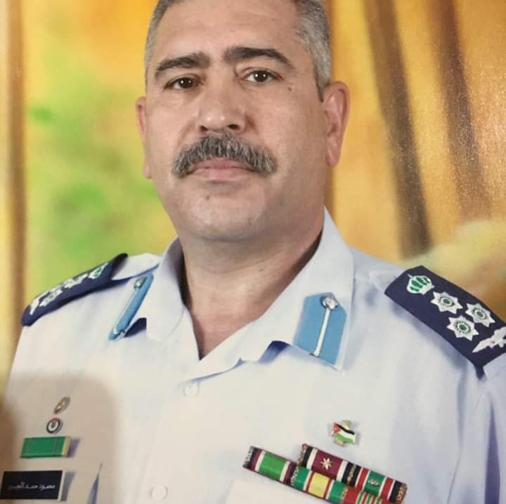 الفريق غازي الطيب يبارك للعميد الجبور حصول نجلة على شهادة الماجستير