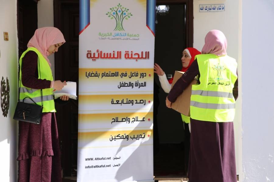 اللجنة النسائية بجمعية التكافل تقدم مساعدات دفء الشتاء للأسر الاردنية المتعففة في الرمثا .....