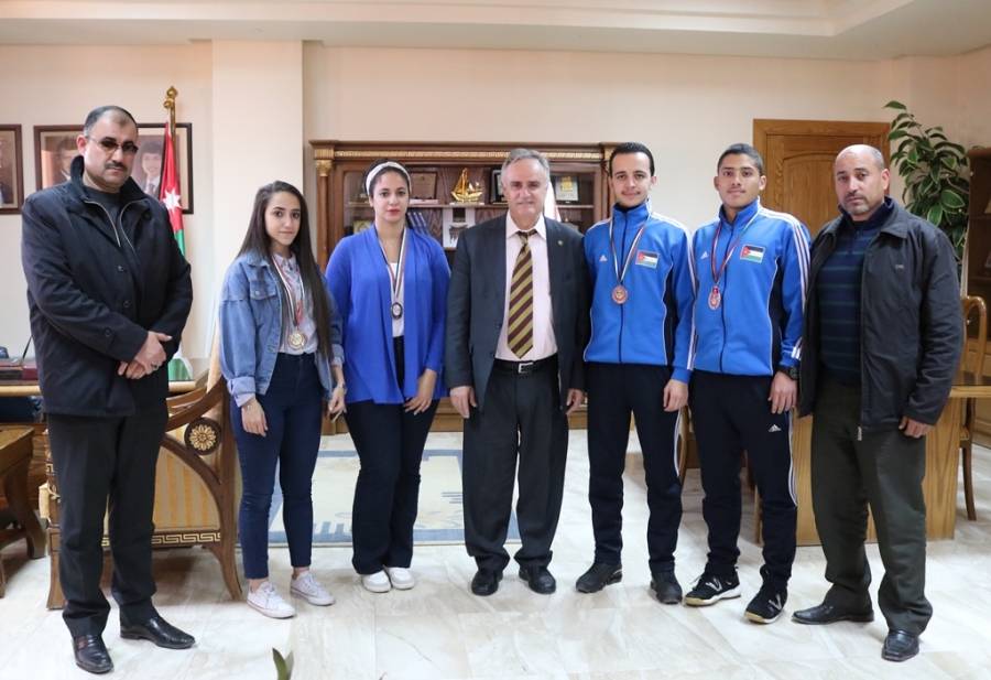 رئيس جامعة الحسين بن طلال يستقبل الطلبة الفائزين في بطولة الاتحاد الرياضي للجامعات... صور .