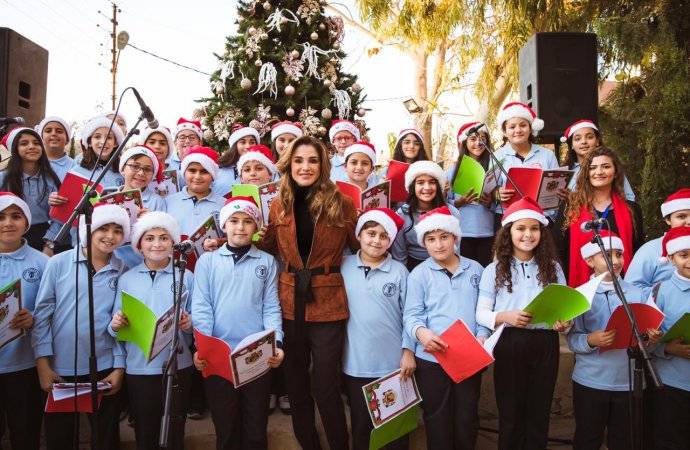 الملكة رانيا تشارك أهالي الفحيص احتفالاتهم بعيد الميلاد