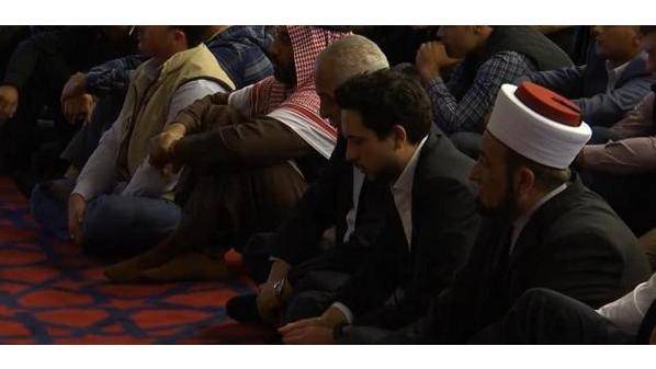 ولي العهد يشارك جموع المصلين أداء صلاة الجمعة