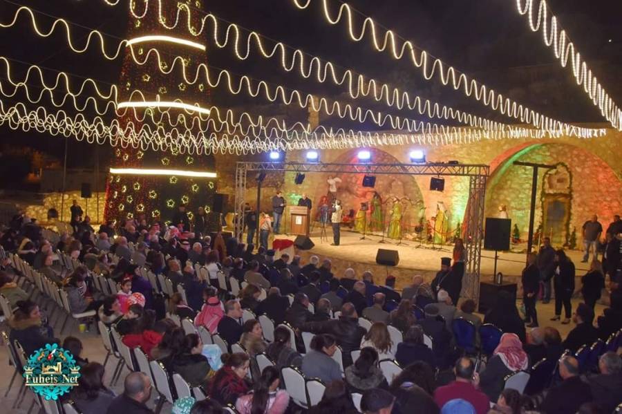 أضاء شجرة عيد الميلاد في الفحيص... صور