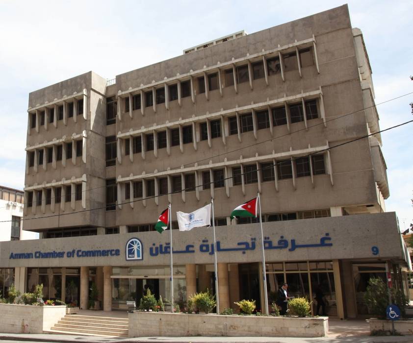 تجارة عمان تعاين أضرار محلات تقاطع مرج الحمام