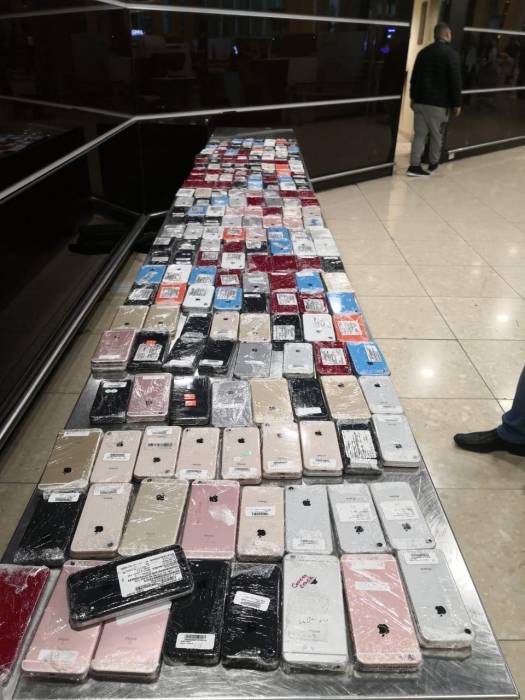 جمرك مطار الركاب يحبط تهريب أجهزة خلوية