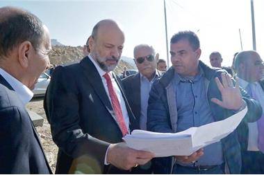 الرزاز يتفقد مشروع صيانة وإعادة تأهيل الجسور على طريق البحر الميت...