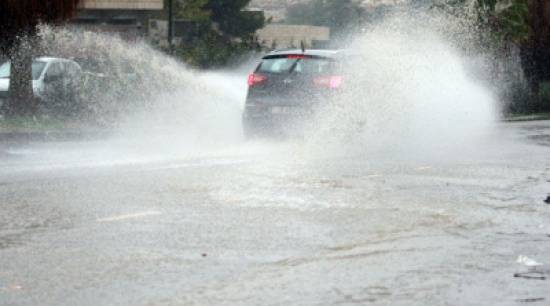 أمطار غزيرة وأجواء عاصفة الأربعاء .. وتحذيرات من أماكن تشكل السيول