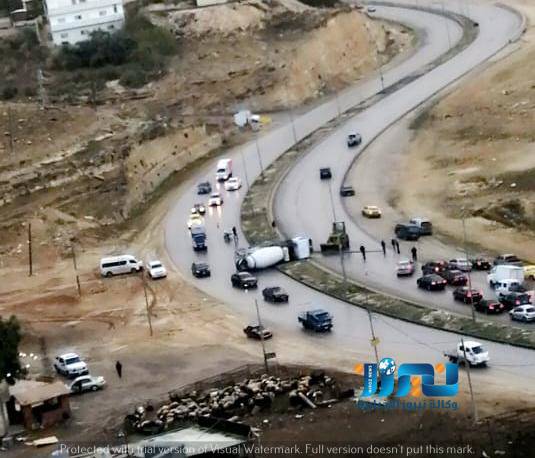 عاجل : تدهور صهريج اسمنت على طريق ياجوز... صور وفيديو