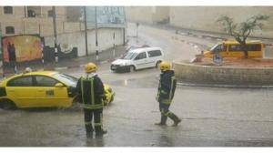 تأمين (23) شخص حاصرتهم مياه الأمطار بمركباتهم ونقلهم إلى مناطق آمنة