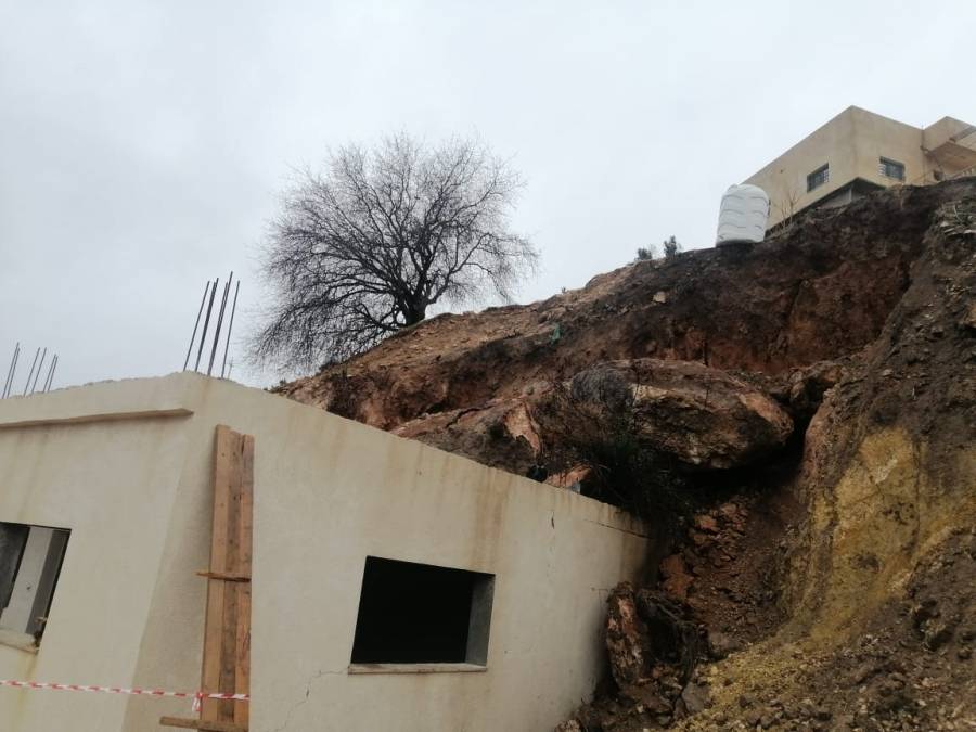 إنهيار صخور يتسبب في دمار بيت احد المواطنين في عجلون