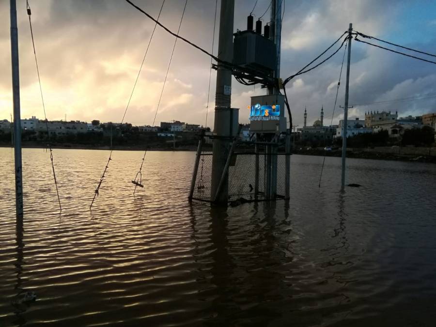 تجمع المياه في ملعب عبين وعبلين قد يحدث كارثة...صور