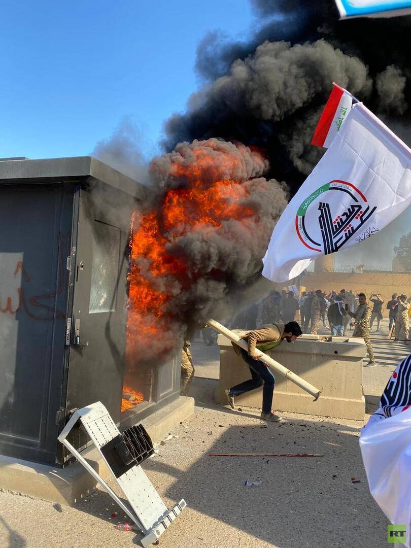موالون للحشد الشعبي يحتجون أمام مبنى السفارة الأمريكية في بغداد (فيديو)