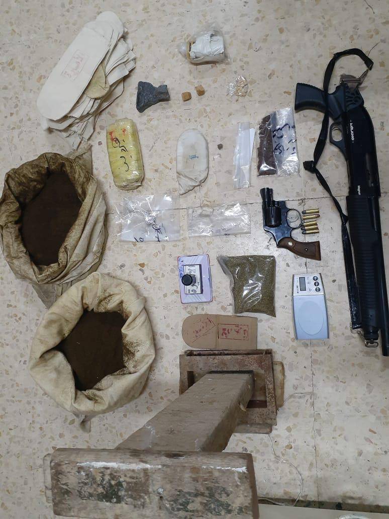 بالصور .. حملة أمنية في المفرق والبادية الشمالية تُسفر عن القبض على 8 مروجين للمخدرات وضبط سلاحان ناريان