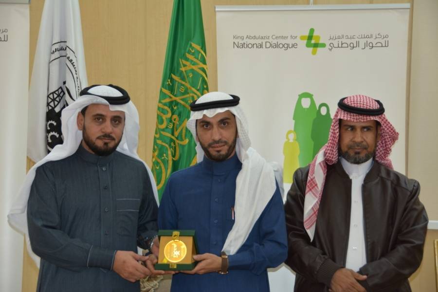بالصور مشرف مركز الحوار الوطني يكرم بن جويبر وعدد من شركاء نجاح فعاليات المركز في الشمالية عرعر