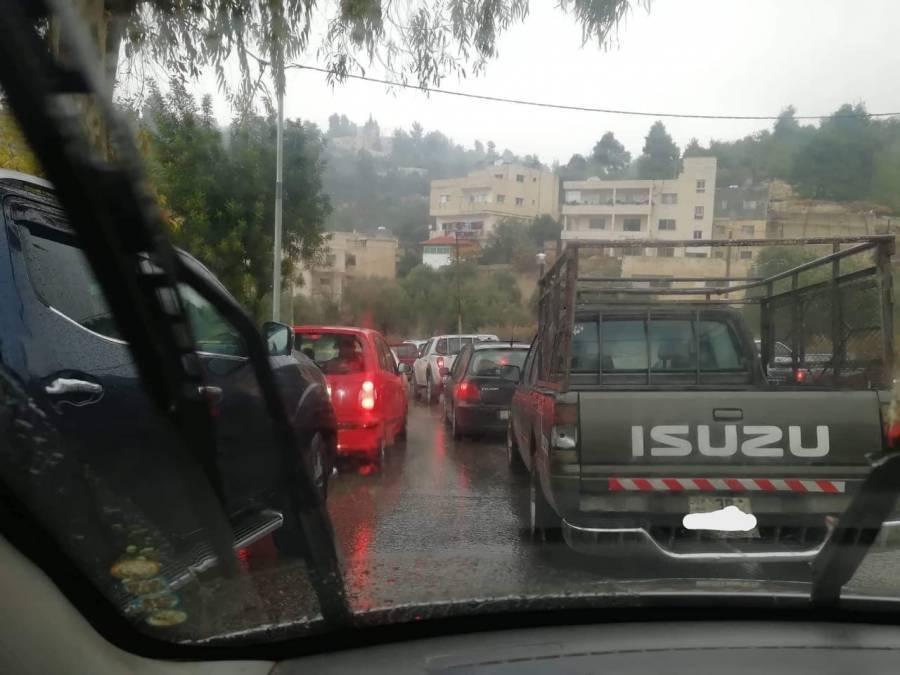 عجلون.. تفاقم ازمة الازدحام المروري وسط المدينة ومطالبات بحل جذري