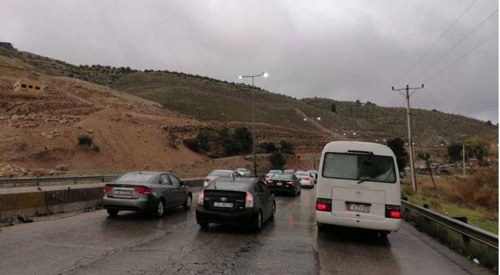 بالصور .. تصادم أربع مركبات على طريق جرش عمان يتسبب بأزمة سير خانقة