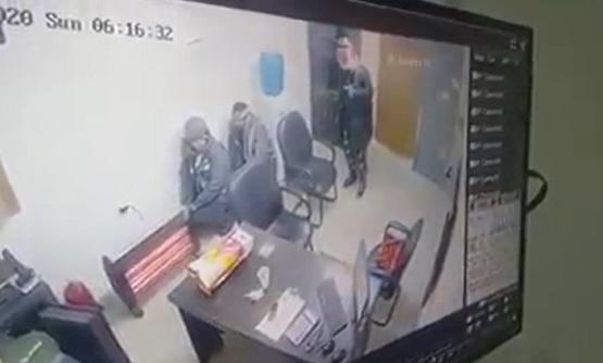 شاهد .. فيديو سلب محطة محروقات في منطقة ناعور