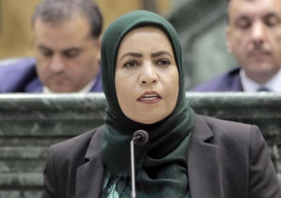 النائب رسمية الكعابنة تهاجم وزيرة التنمية وتصفها بالغائبة الدائمة عن المجلس.