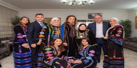 الملكة رانيا لـ أم بشير العواملة: بيتك عامر